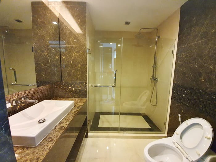 Discover luxury living at The Address 61 in Sukhumvit. Spacious 2-bedroom condo, 96.65 sqm, fully furnished, top-tier amenities, just 40,000 THB/month near BTS Ekkamai and near BTS Thong Lor