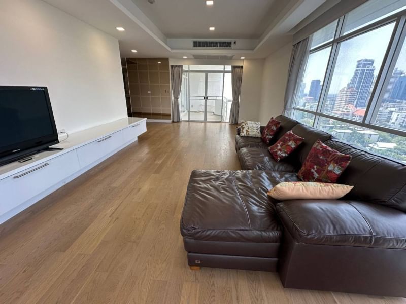 Spacious 3-bedroom condo for rent at La Cascade, Sukhumvit 260 sqm, newly renovated, 16th floor, fully furnished. Rent 120,000 THB/month. Near BTS Ekkamai