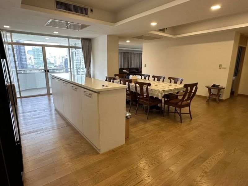 Spacious 3-bedroom condo for rent at La Cascade, Sukhumvit 260 sqm, newly renovated, 16th floor, fully furnished. Rent 120,000 THB/month. Near BTS Ekkamai