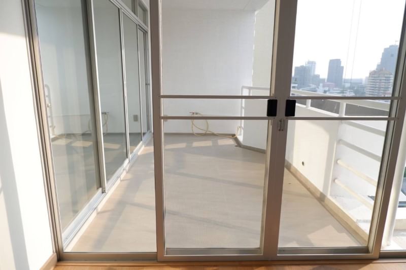 Spacious 3-bedroom condo for rent at La Cascade, Sukhumvit 260 sqm, newly renovated, 16th floor, fully furnished. Rent 120,000 THB/month. Near BTS Ekkamai
