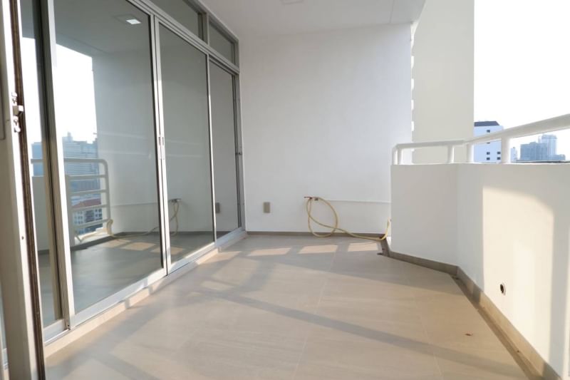 Spacious 3-bedroom condo for rent at La Cascade, Sukhumvit 260 sqm, newly renovated, 16th floor, fully furnished. Rent 120,000 THB/month. Near BTS Ekkamai