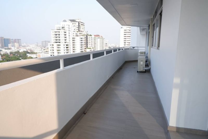 Spacious 3-bedroom condo for rent at La Cascade, Sukhumvit 260 sqm, newly renovated, 16th floor, fully furnished. Rent 120,000 THB/month. Near BTS Ekkamai