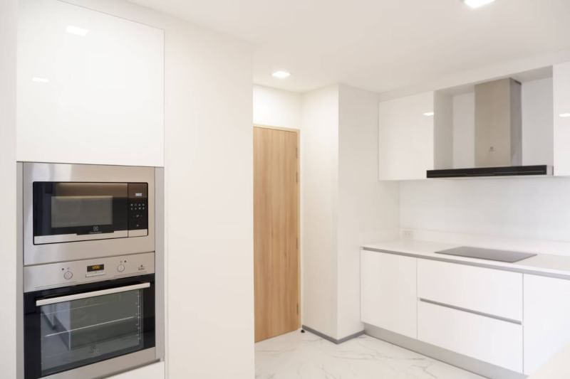 Spacious 3-bedroom condo for rent at La Cascade, Sukhumvit 260 sqm, newly renovated, 16th floor, fully furnished. Rent 120,000 THB/month. Near BTS Ekkamai
