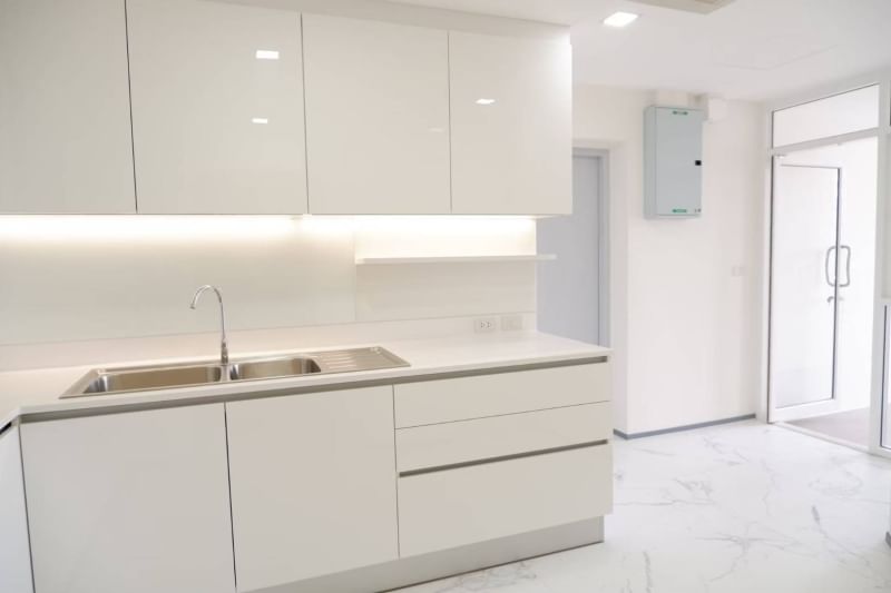 Spacious 3-bedroom condo for rent at La Cascade, Sukhumvit 260 sqm, newly renovated, 16th floor, fully furnished. Rent 120,000 THB/month. Near BTS Ekkamai