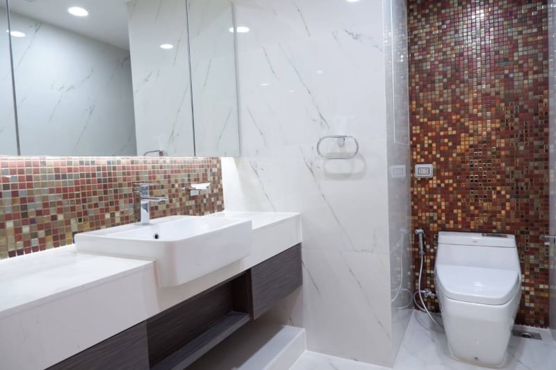 Spacious 3-bedroom condo for rent at La Cascade, Sukhumvit 260 sqm, newly renovated, 16th floor, fully furnished. Rent 120,000 THB/month. Near BTS Ekkamai
