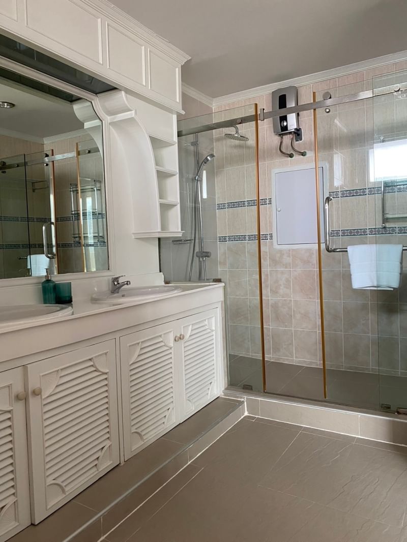 Discover luxury living at Charan Tower Sukhumvit Soi 43. Rent a 430 sqm penthouse duplex with 3+1 bedrooms, and pet-friendly 180K THB/month near BTS Phrom Phong