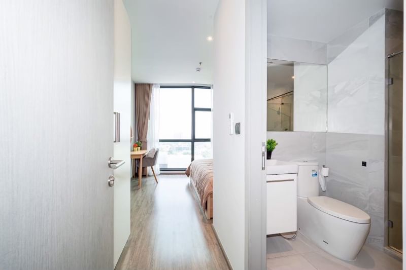 Rent a luxurious 2-bedroom 2-bathroom condo at Rhythm Ekkamai. Stunning 21st-floor views, 80 sqm, fully furnished, near BTS Ekkamai. Rent: 75,000 THB/month.