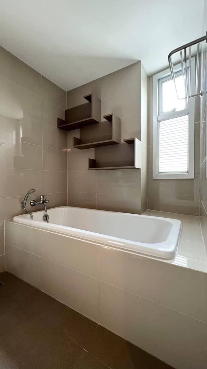 Rent a pet-friendly 2-bedroom condo at Maestro 39 in Sukhumvit. Modern amenities, negotiable rent, and a prime location near BTS Phrom Phong. THB 47,000/month.