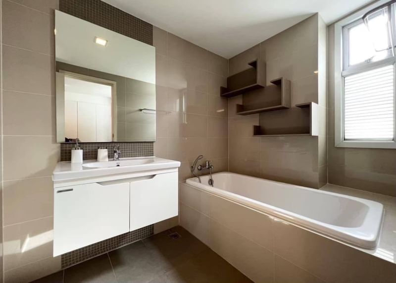 Rent a pet-friendly 2-bedroom condo at Maestro 39 in Sukhumvit. Modern amenities, negotiable rent, and a prime location near BTS Phrom Phong. THB 47,000/month.