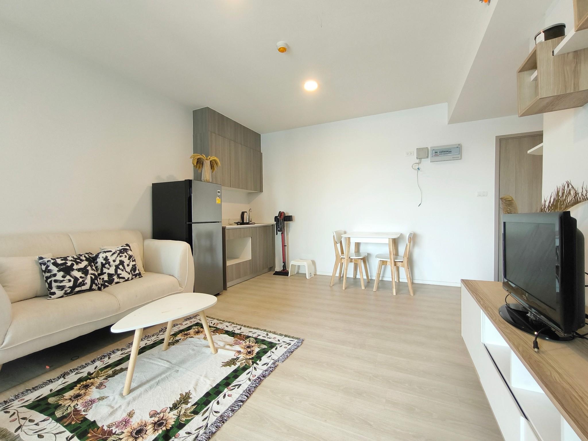 Spacious 3-bed, 3-bath condo (200 sqm) at President Park Sukhumvit 24 for rent. Prime location near BTS, malls, and hospitals. Rent: 65,000 THB/month.