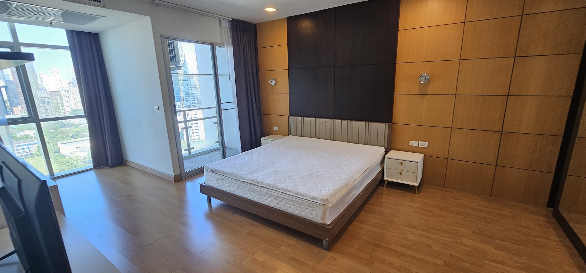 1-bedroom, 2-bath condo at Nusasiri Grand, 80 sqm, steps from BTS Ekkamai. Rent for 35,000 THB/month. Prime location, luxury living.
