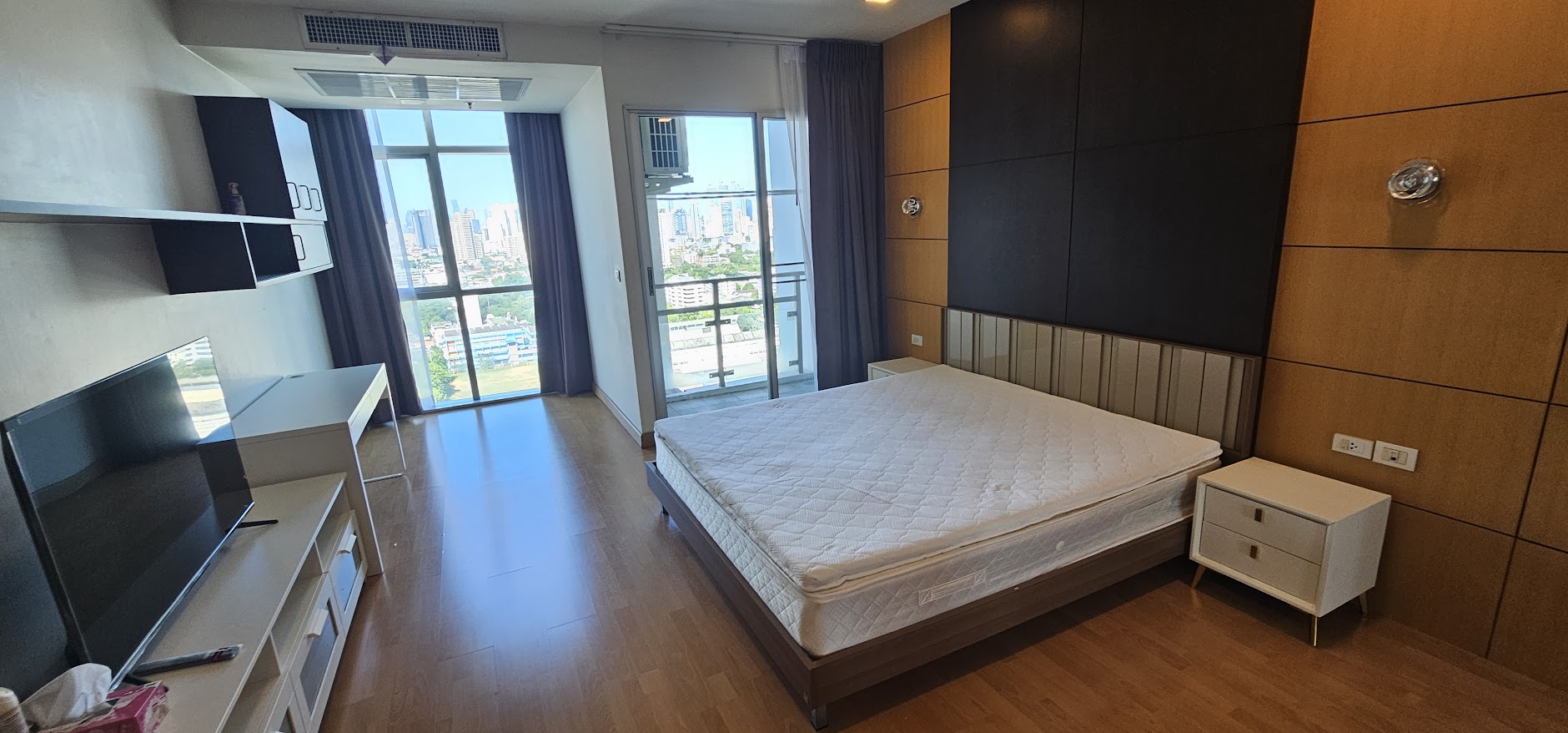 1-bedroom, 2-bath condo at Nusasiri Grand, 80 sqm, steps from BTS Ekkamai. Rent for 35,000 THB/month. Prime location, luxury living.