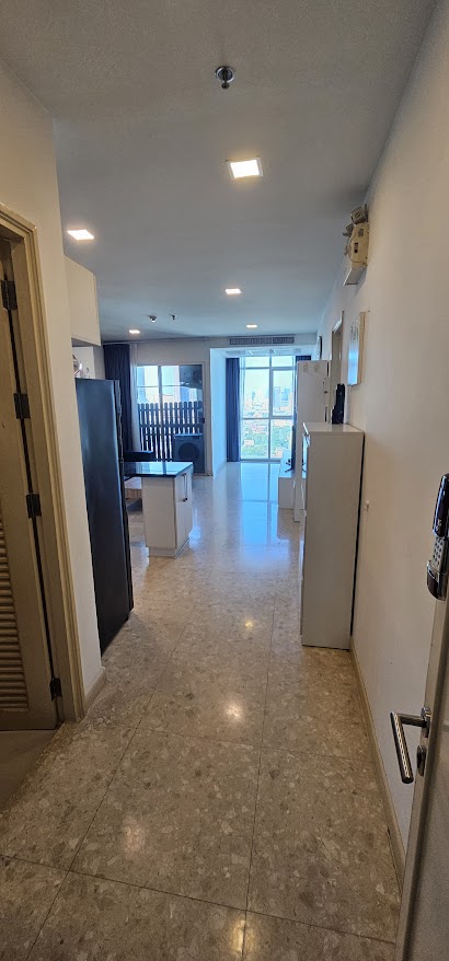 1-bedroom, 2-bath condo at Nusasiri Grand, 80 sqm, steps from BTS Ekkamai. Rent for 35,000 THB/month. Prime location, luxury living.