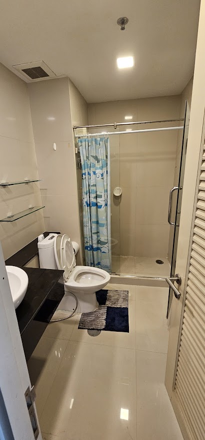 1-bedroom, 2-bath condo at Nusasiri Grand, 80 sqm, steps from BTS Ekkamai. Rent for 35,000 THB/month. Prime location, luxury living.