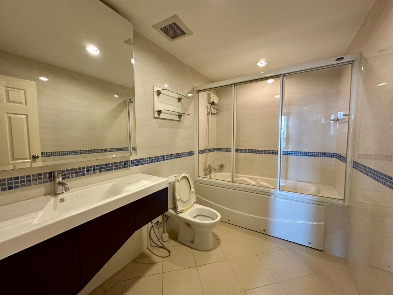 Stylish 2-bedroom condo at Life @ Sukhumvit 67. Fully furnished, pet-friendly, 63 sqm, near BTS Phra Khanong. Rent 30,000 THB/month (negotiable).