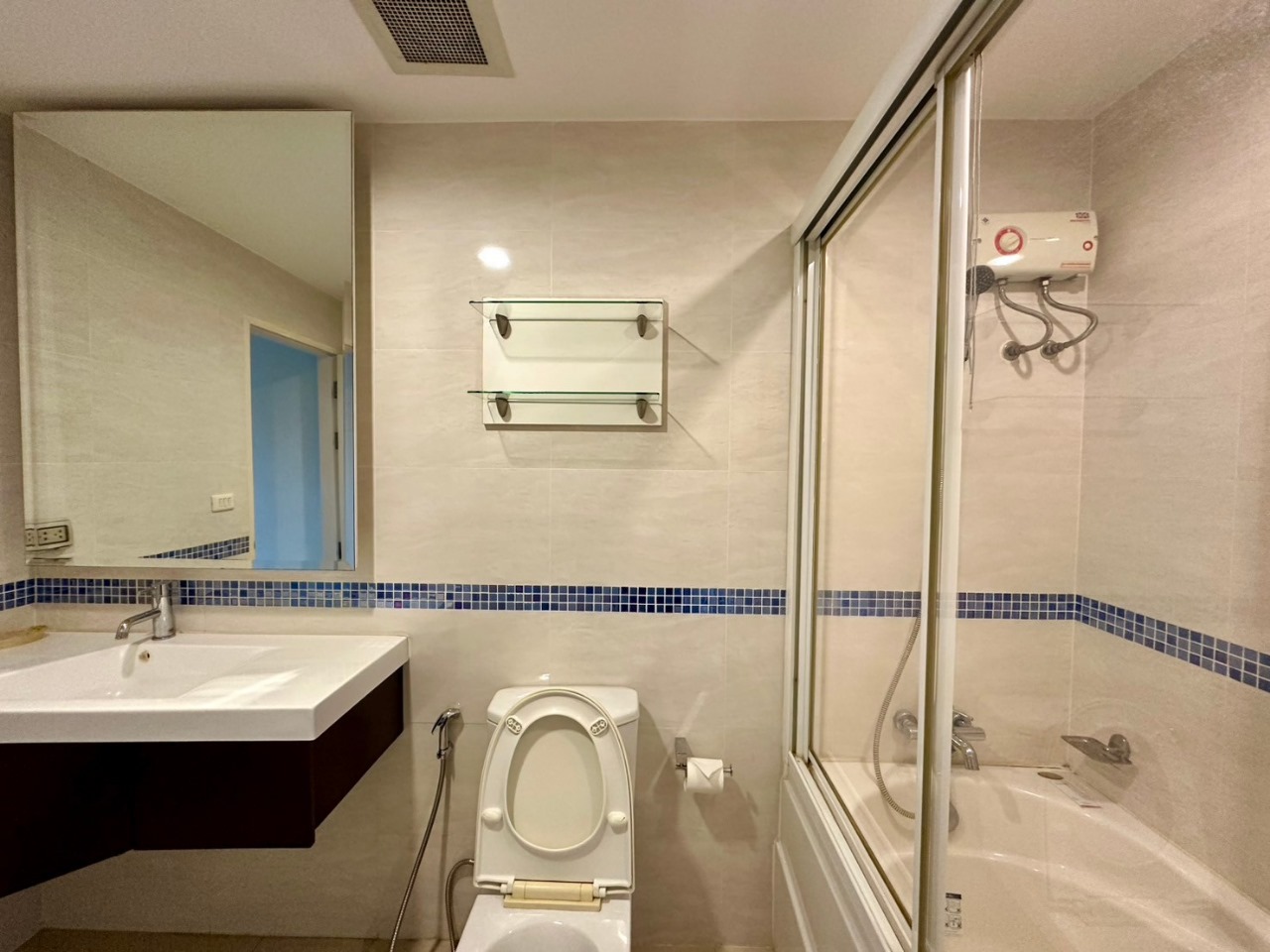 Stylish 2-bedroom condo at Life @ Sukhumvit 67. Fully furnished, pet-friendly, 63 sqm, near BTS Phra Khanong. Rent 30,000 THB/month (negotiable).