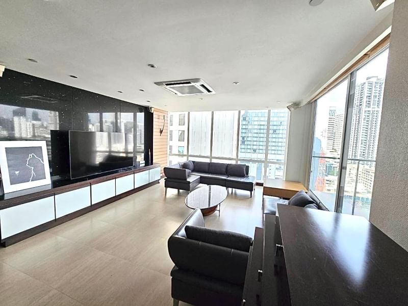 Experience luxurious living at Le Raffine Jambunuda Sukhumvit 31! Spacious 4-bedroom condo, 350 sqm, private pool, pet-friendly, top amenities. Rent: 190,000 THB/month. Near BTS Asok