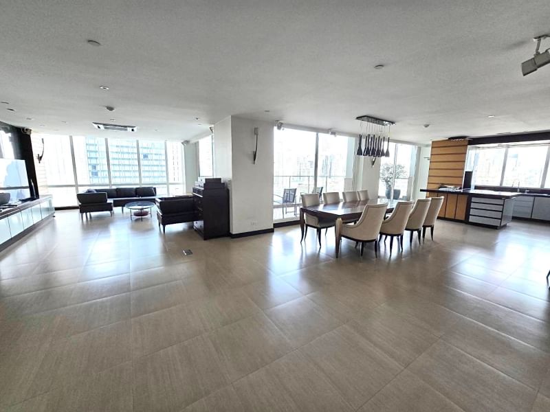 Experience luxurious living at Le Raffine Jambunuda Sukhumvit 31! Spacious 4-bedroom condo, 350 sqm, private pool, pet-friendly, top amenities. Rent: 190,000 THB/month. Near BTS Asok