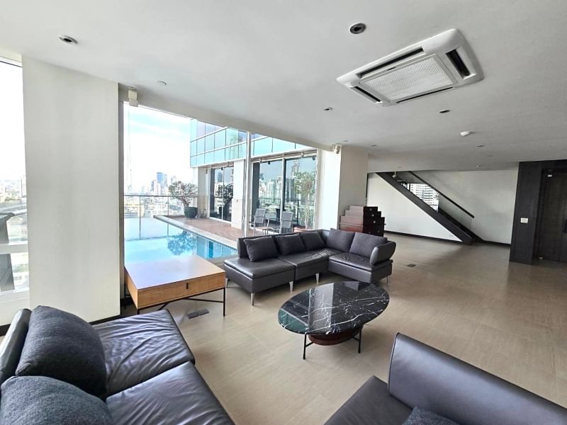 Experience luxurious living at Le Raffine Jambunuda Sukhumvit 31! Spacious 4-bedroom condo, 350 sqm, private pool, pet-friendly, top amenities. Rent: 190,000 THB/month. Near BTS Asok