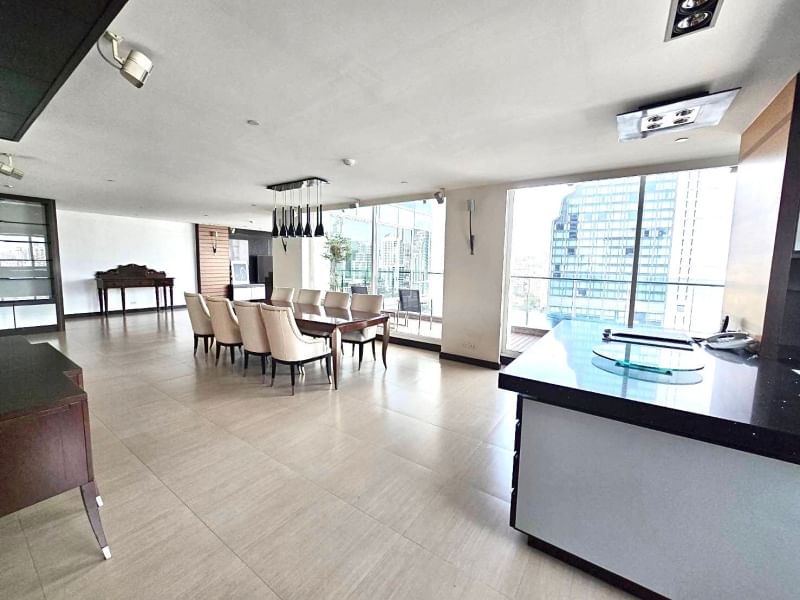 Experience luxurious living at Le Raffine Jambunuda Sukhumvit 31! Spacious 4-bedroom condo, 350 sqm, private pool, pet-friendly, top amenities. Rent: 190,000 THB/month. Near BTS Asok