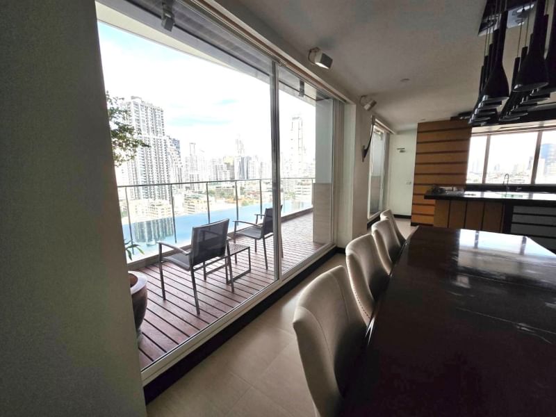 Experience luxurious living at Le Raffine Jambunuda Sukhumvit 31! Spacious 4-bedroom condo, 350 sqm, private pool, pet-friendly, top amenities. Rent: 190,000 THB/month. Near BTS Asok