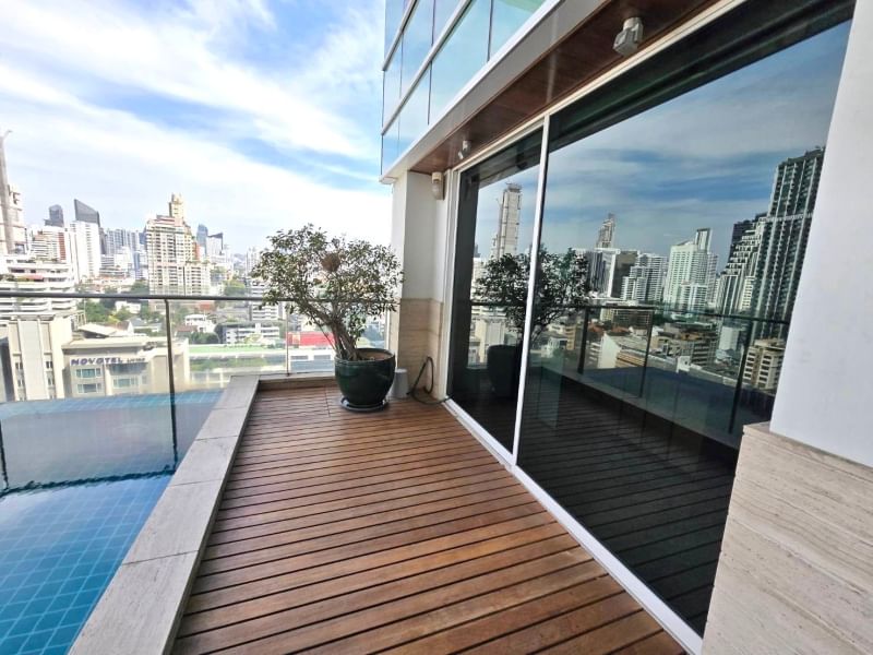 Experience luxurious living at Le Raffine Jambunuda Sukhumvit 31! Spacious 4-bedroom condo, 350 sqm, private pool, pet-friendly, top amenities. Rent: 190,000 THB/month. Near BTS Asok