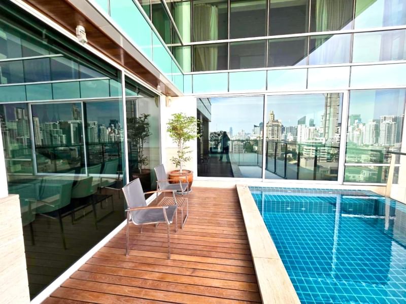 Experience luxurious living at Le Raffine Jambunuda Sukhumvit 31! Spacious 4-bedroom condo, 350 sqm, private pool, pet-friendly, top amenities. Rent: 190,000 THB/month. Near BTS Asok