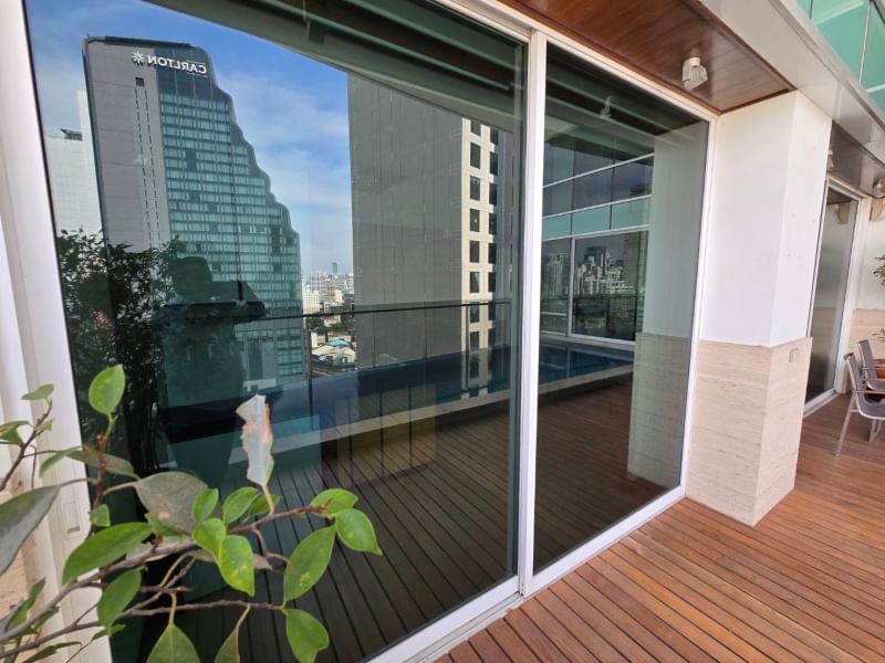 Experience luxurious living at Le Raffine Jambunuda Sukhumvit 31! Spacious 4-bedroom condo, 350 sqm, private pool, pet-friendly, top amenities. Rent: 190,000 THB/month. Near BTS Asok