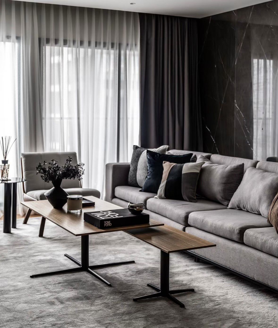 Discover luxury at Noble Remix! Newly renovated 3-bedroom, 2-bathroom condo with 127 sqm on the 27th floor. Prime location, Near BTS Thong Lo. Sale Price: 28.5M THB.