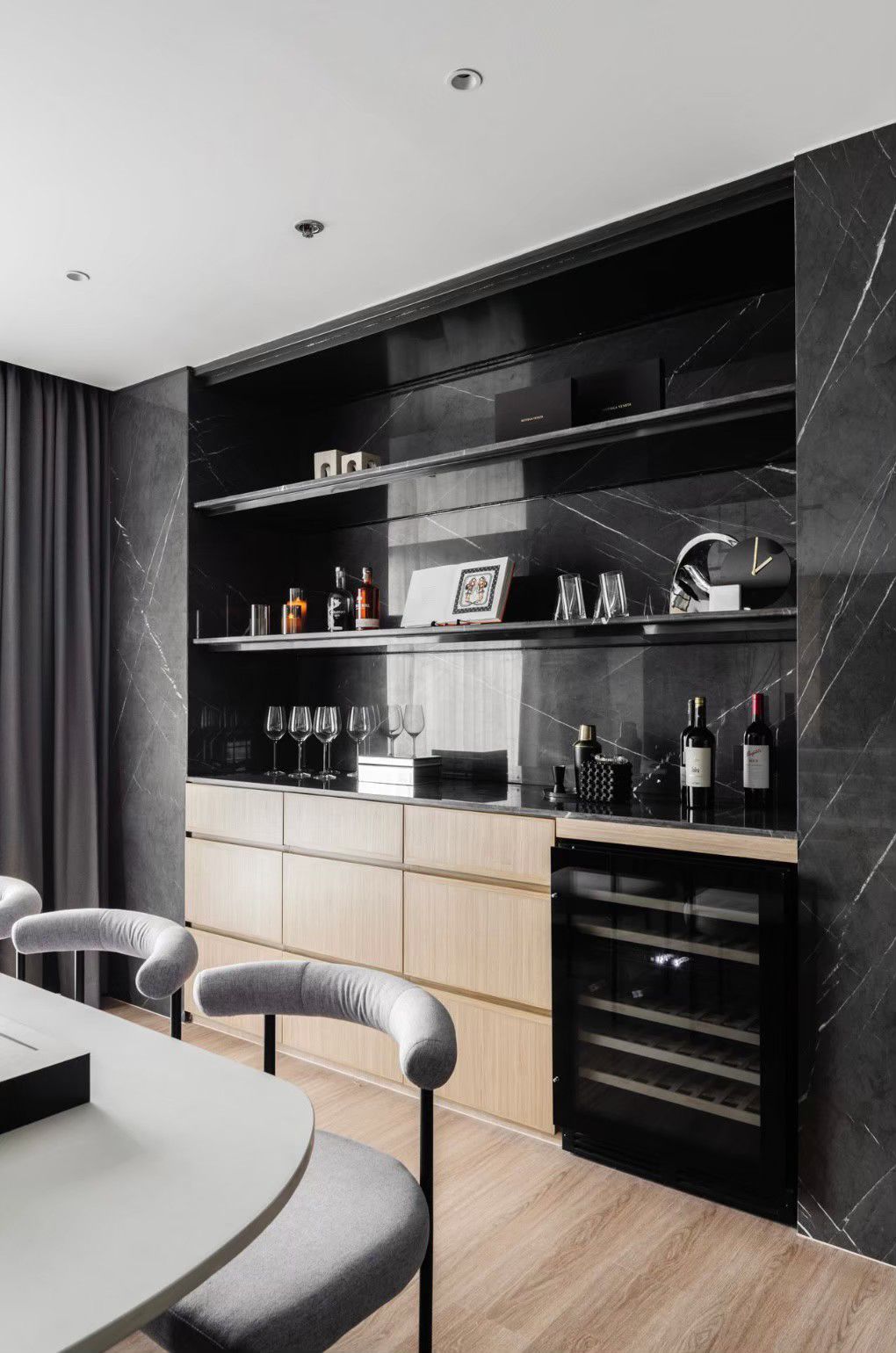 Discover luxury at Noble Remix! Newly renovated 3-bedroom, 2-bathroom condo with 127 sqm on the 27th floor. Prime location, Near BTS Thong Lo. Sale Price: 28.5M THB.