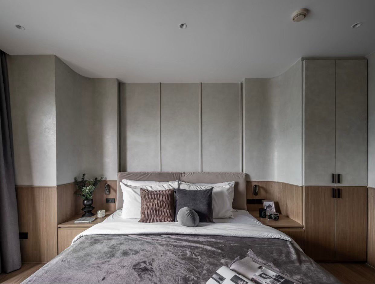 Discover luxury at Noble Remix! Newly renovated 3-bedroom, 2-bathroom condo with 127 sqm on the 27th floor. Prime location, Near BTS Thong Lo. Sale Price: 28.5M THB.