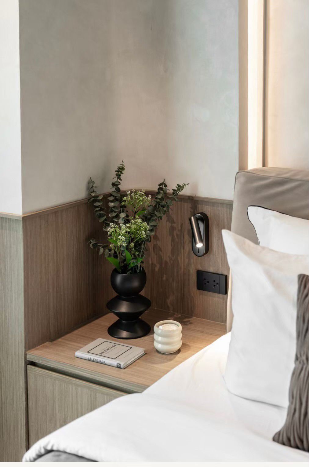 Discover luxury at Noble Remix! Newly renovated 3-bedroom, 2-bathroom condo with 127 sqm on the 27th floor. Prime location, Near BTS Thong Lo. Sale Price: 28.5M THB.