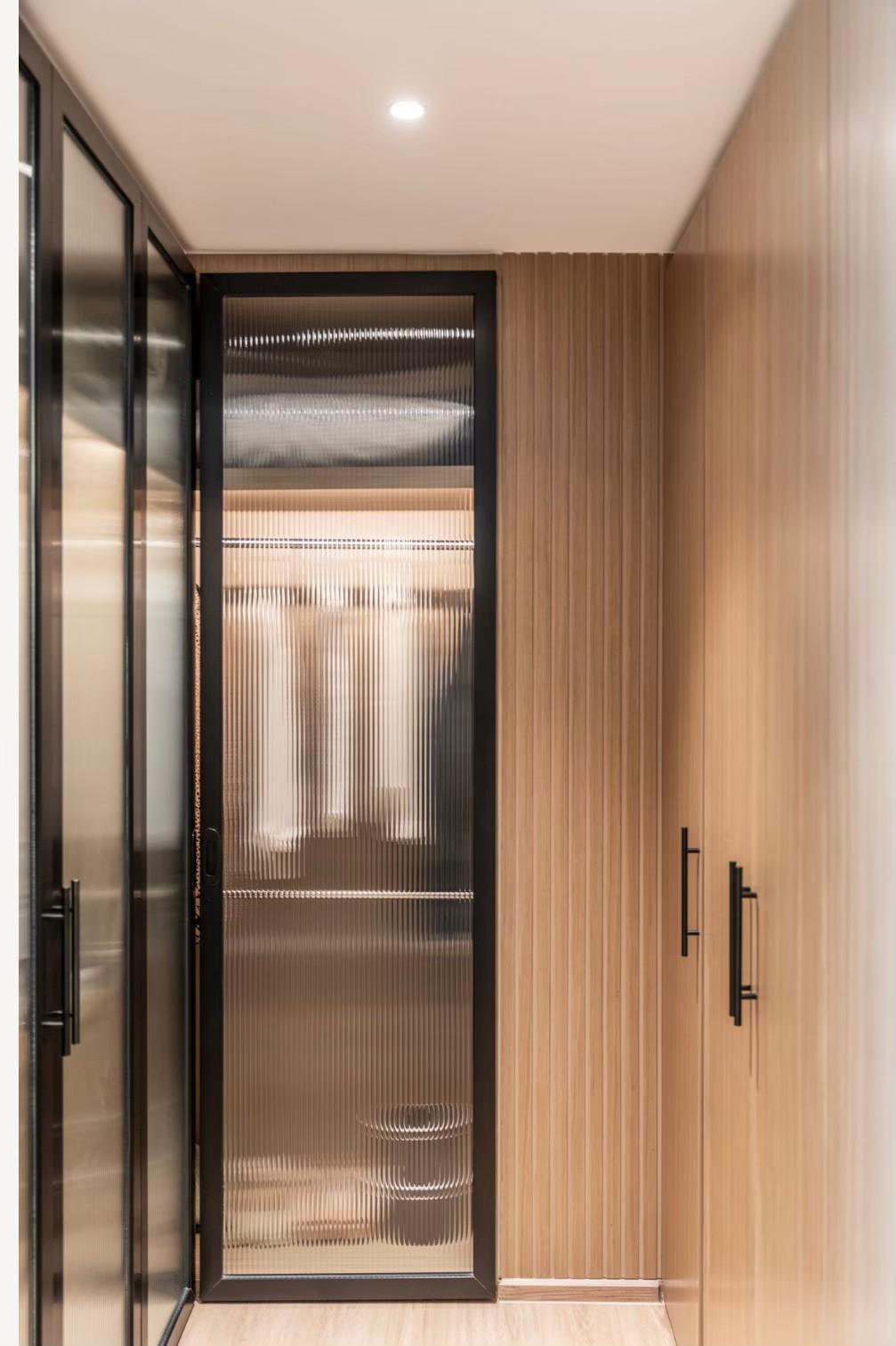 Discover luxury at Noble Remix! Newly renovated 3-bedroom, 2-bathroom condo with 127 sqm on the 27th floor. Prime location, Near BTS Thong Lo. Sale Price: 28.5M THB.