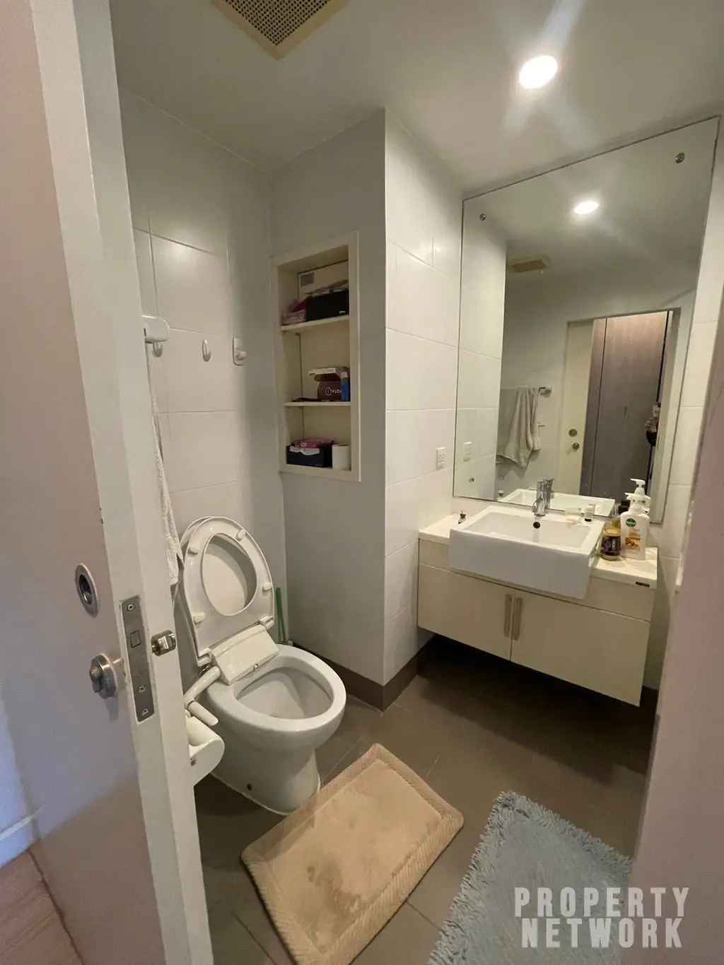 Stunning 1-bedroom condo at The Seed Mingle Sathorn-Suanplu. Fully furnished, 42.5 sqm, 26th floor, near BTS Sala Daeng & MRT Lumphini. Price: 4.4M THB.