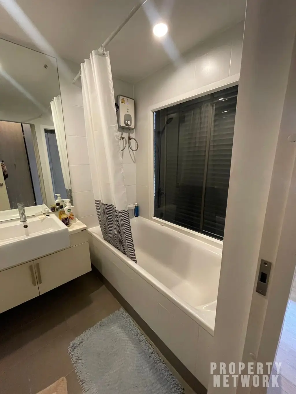 Stunning 1-bedroom condo at The Seed Mingle Sathorn-Suanplu. Fully furnished, 42.5 sqm, 26th floor, near BTS Sala Daeng & MRT Lumphini. Price: 4.4M THB.