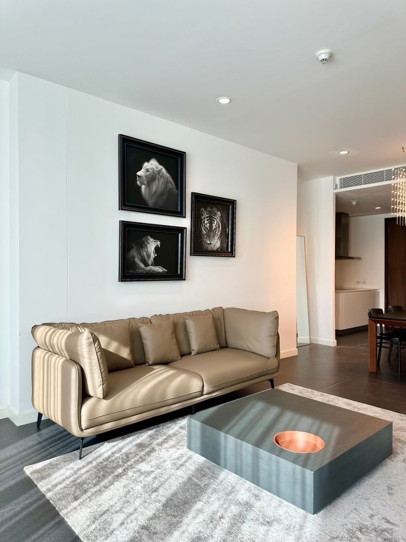 Rent or buy a luxurious 2-bedroom condo at 185 Rajadamri, 117 sqm, for 100,000 THB/month or 36M THB. Prime location in Bangkok, near BTS and malls.