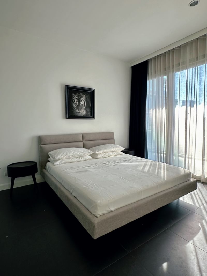 Rent or buy a luxurious 2-bedroom condo at 185 Rajadamri, 117 sqm, for 100,000 THB/month or 36M THB. Prime location in Bangkok, near BTS and malls.