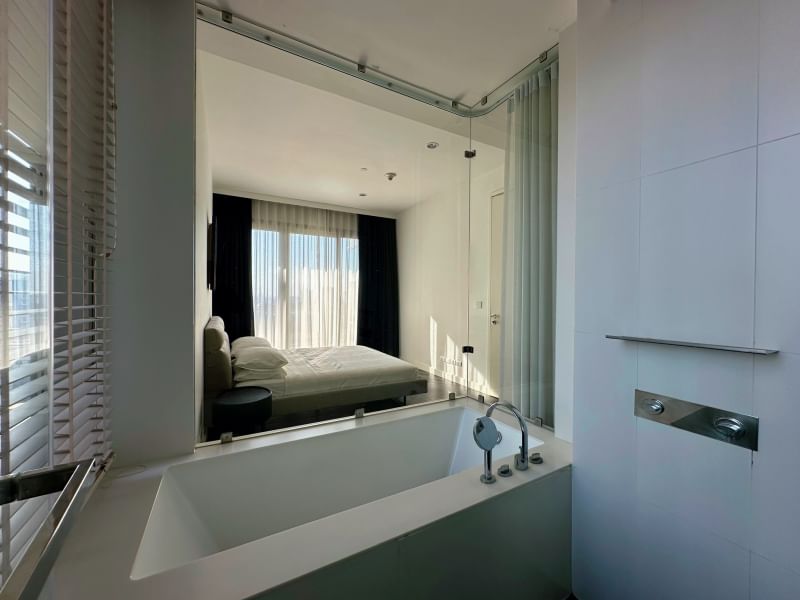 Rent or buy a luxurious 2-bedroom condo at 185 Rajadamri, 117 sqm, for 100,000 THB/month or 36M THB. Prime location in Bangkok, near BTS and malls.