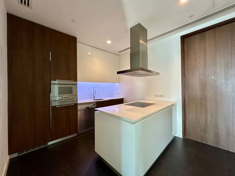 Rent or buy a luxurious 2-bedroom condo at 185 Rajadamri, 117 sqm, for 100,000 THB/month or 36M THB. Prime location in Bangkok, near BTS and malls.