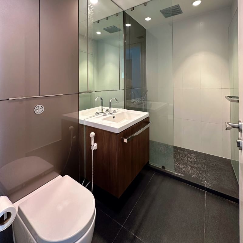 Rent or buy a luxurious 2-bedroom condo at 185 Rajadamri, 117 sqm, for 100,000 THB/month or 36M THB. Prime location in Bangkok, near BTS and malls.