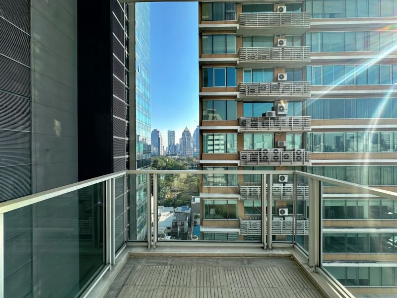 Rent or buy a luxurious 2-bedroom condo at 185 Rajadamri, 117 sqm, for 100,000 THB/month or 36M THB. Prime location in Bangkok, near BTS and malls.