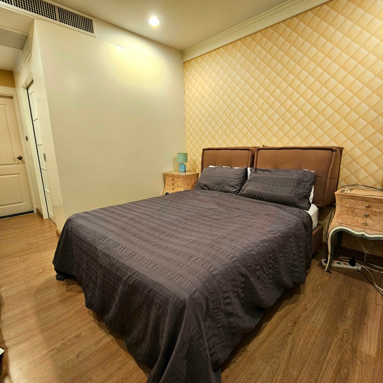 Luxury 3-Bedroom, 3-Bathroom condo at Supalai Wellington, 137 sqm, for Sale at 15,000,000 THB. Prime location near MRT Cultural Center in Huai Khwang.