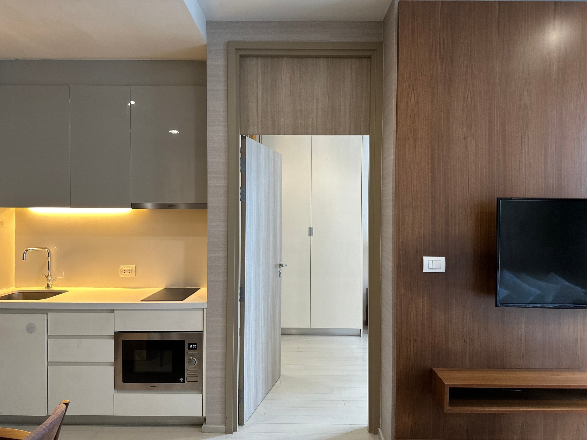 Spacious 1-Bedroom condo at Noble Ploenchit, 58 sqm, for Sale at 15,000,000 THB. Great location near Ploenchit BTS and luxury amenities.