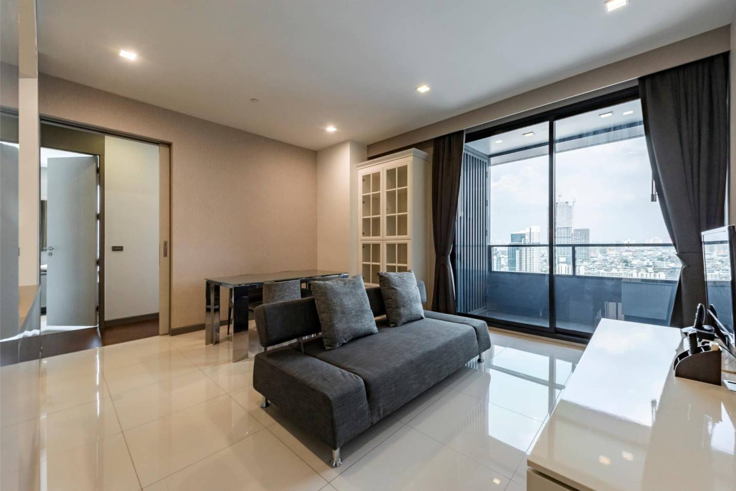 Spacious 2-Bedrooms condo at M Silom, 58 sqm, for Sale at 20,000,000 THB. Prime location near Chong Nonsi BTS, with full amenities and stunning views.