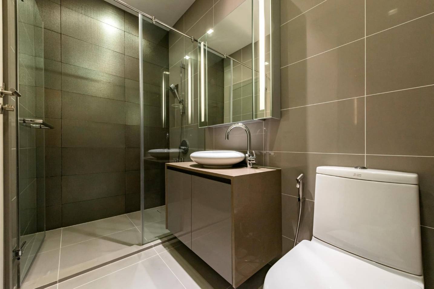 Spacious 2-Bedrooms condo at M Silom, 58 sqm, for Sale at 20,000,000 THB. Prime location near Chong Nonsi BTS, with full amenities and stunning views.