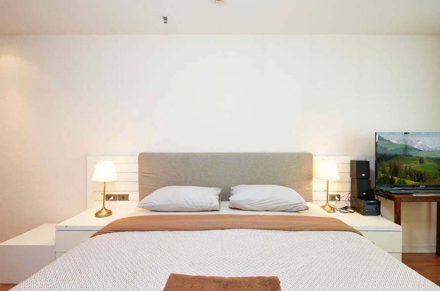 Spacious 2-bedroom, 2-bathroom condo at Crystal Garden, 110 sqm, 58,000 THB/month. Close to BTS Nana with top-notch amenities.