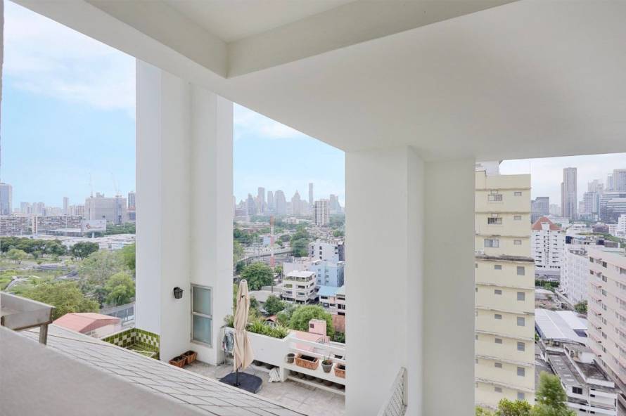 Spacious 2-bedroom, 2-bathroom condo at Crystal Garden, 110 sqm, 58,000 THB/month. Close to BTS Nana with top-notch amenities.