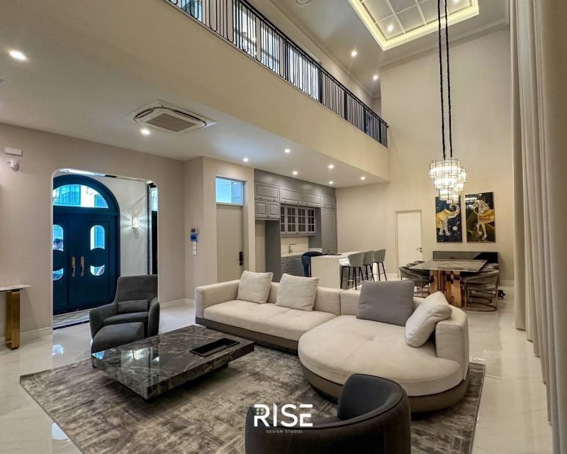 Experience luxury living in this 2-story house at Narasiri Krungthepkreetha. 4 bedrooms, 5 bathrooms, 554 sqm, near MRT Sri Kreetha. Rent: 550,000 THB/month.