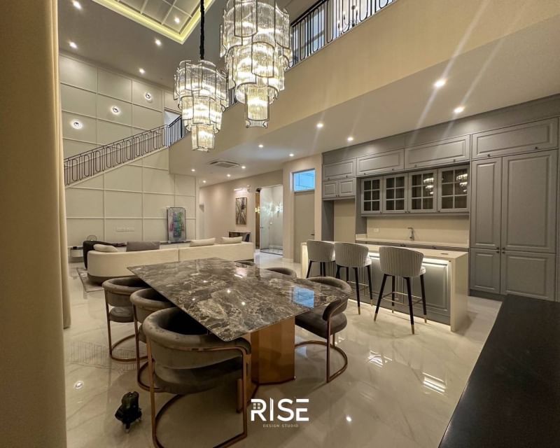 Experience luxury living in this 2-story house at Narasiri Krungthepkreetha. 4 bedrooms, 5 bathrooms, 554 sqm, near MRT Sri Kreetha. Rent: 550,000 THB/month.