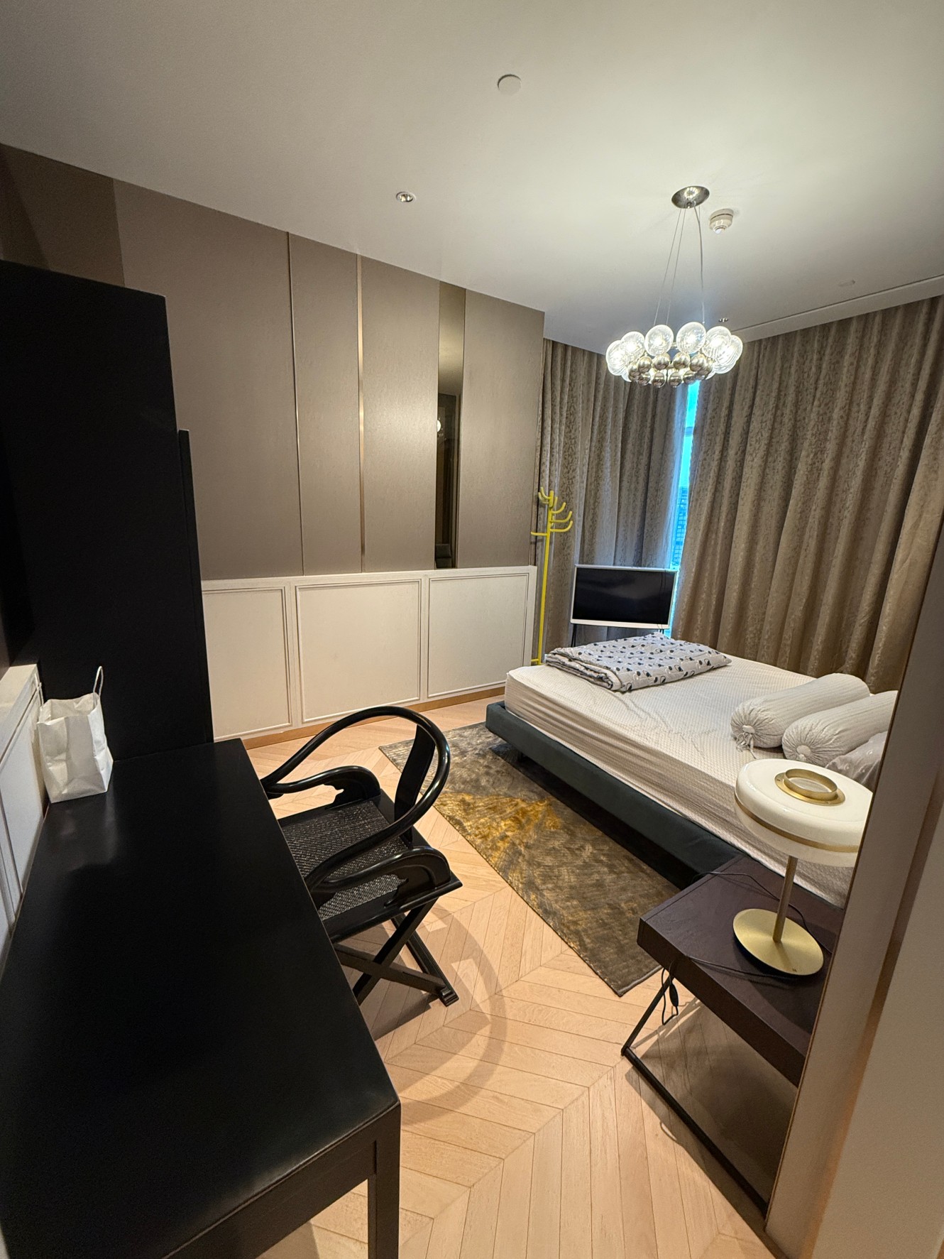 3-Bedroom, 3-Bathroom, 250 sqm Condo for Rent at Four Seasons Private Residences, 350,000 THB/month, Near Saphan Taksin BTS